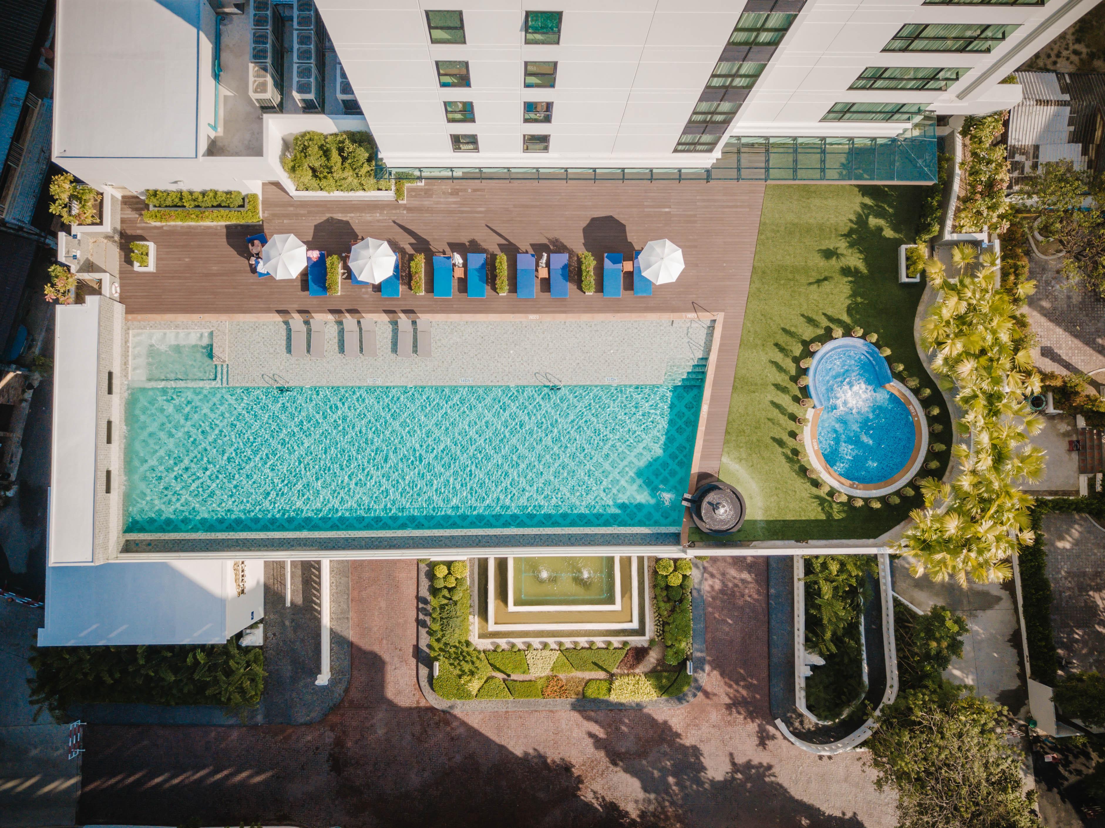 The Empress Premier Chiang Mai - Sha Extra Plus Exterior foto Aerial view of the pool at the hotel
