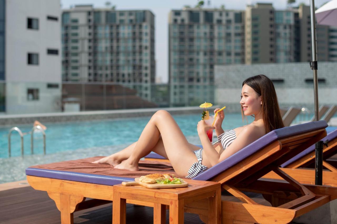 The Empress Premier Chiang Mai - Sha Extra Plus Exterior foto A woman sunbathing
